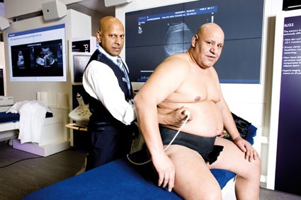 Sumo-Ringer Haitham Alsadi bei der Untersuchung. Trotz des stattlichen Gewichts...