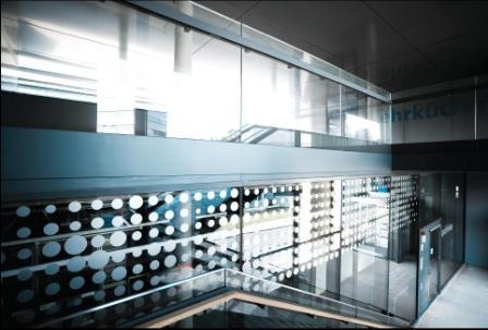 In einem Multifunktionsgebäude erfüllt Glas verschiedenste Anforderungen,...