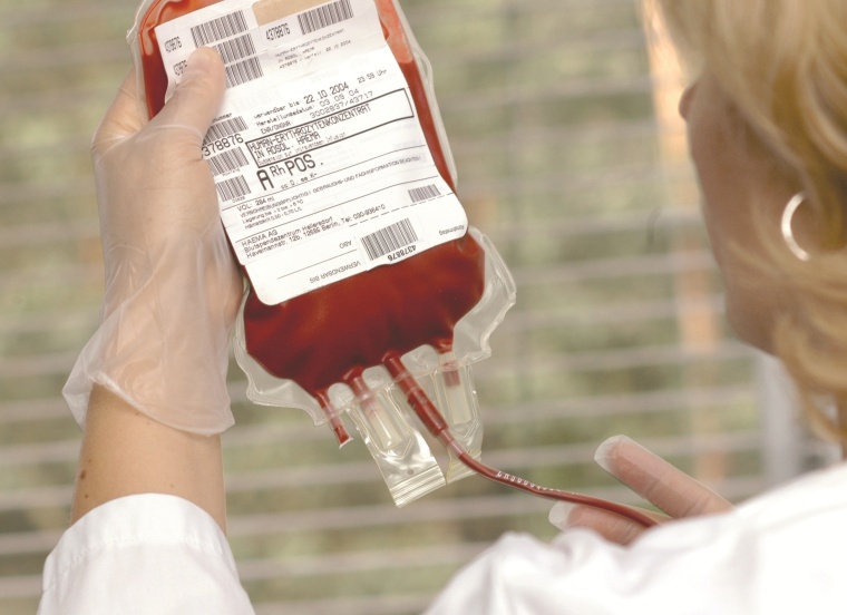 Haema Blutspendedienst: Eine Wissenschaftlerin bei der Prüfung einer...