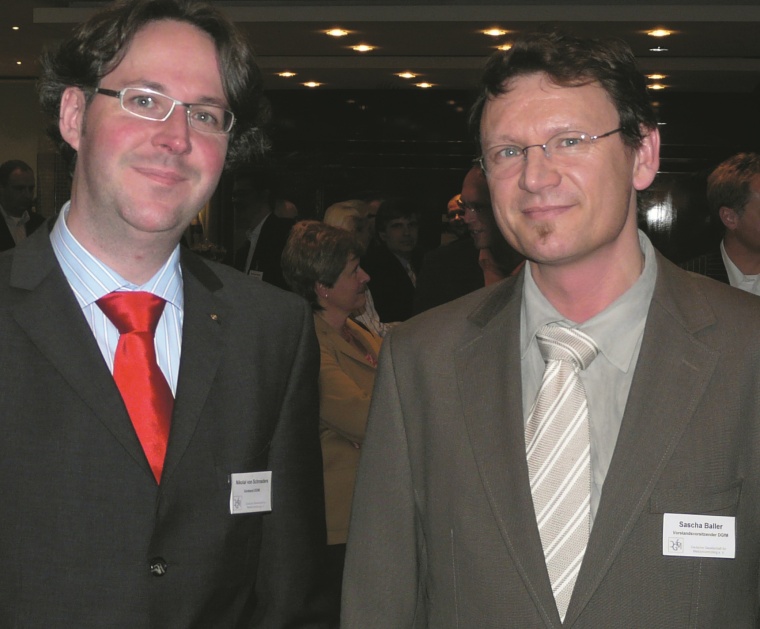 DGfM-Vorstandsvorsitzender Dr. Sascha Baller M.Sc. (rechts) und...