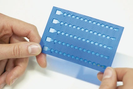 Auf dieser Plastikkarte transportieren die magnetischen Nanoparikel die...