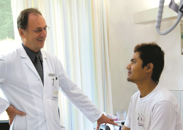 Prof. Dr. Peter Kern, Sprecher des CIDC, informiert seinen Patienten im Rahmen...