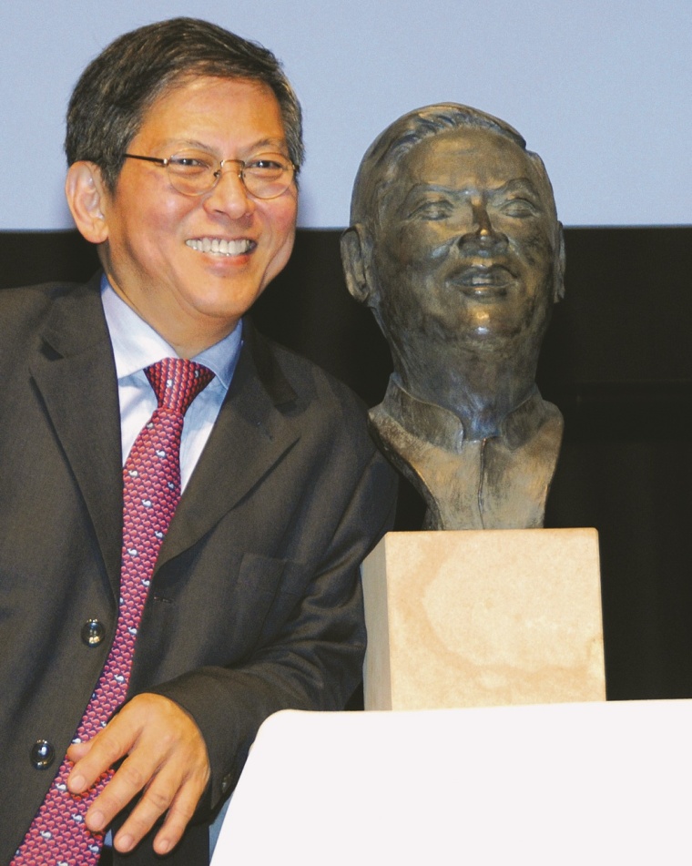 Prof. Dr. Nib Soehendra nebst Konterfei auf dem 16. Endo Club Nord