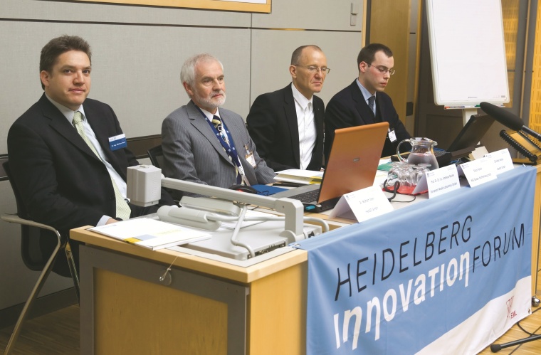 v.l.n.r.: Dr. Wolfram Stein, med3D, der den Hexapod-Roboter für Zahnärzte...