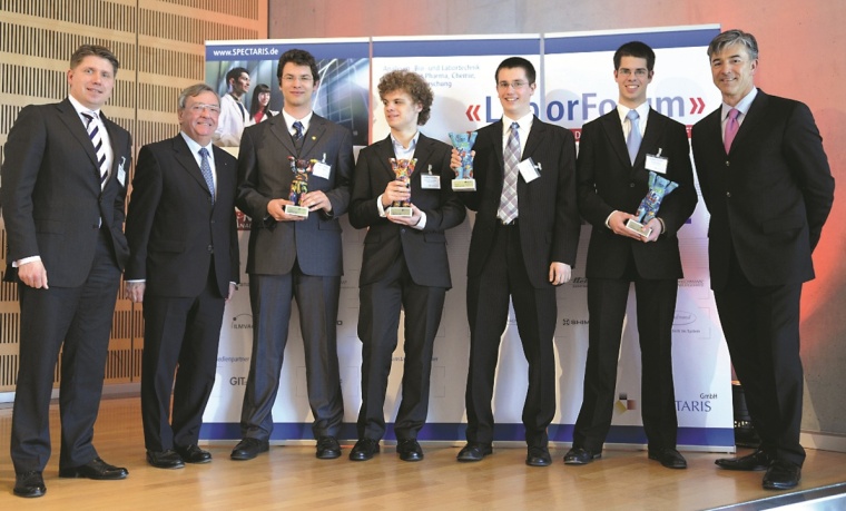 Die Gewinner der Jugend forscht Preise mit den Verantwortlichen der...