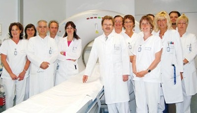 Prof. Dr Peter Huppert (Mitte) und das CT-Team der Radiologie des Klinikums vor...