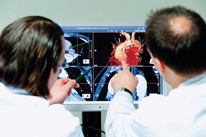 Herzchirurg PD Dr. Beller (li.) und Radiologe Dr. von Tengg-Kobligk beraten...