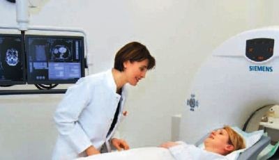 Eine Ganzkörperuntersuchung dauert nur wenige Sekunden. Wie es geht...