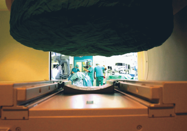 0.gifEine Untersuchung mit der Kernspintomographie während der Operation eines...