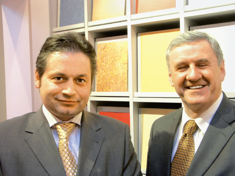 Martin Thewes, Geschäftsführer beim Linoleum-Hersteller Forbo (links) und...