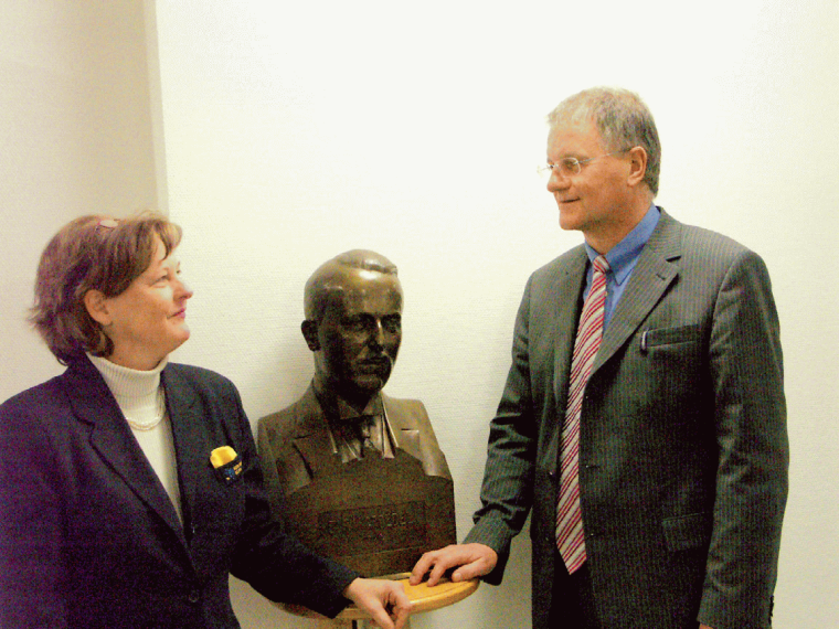 Ulrich Jung, Direktor des Zentralen Pflegedienstes und Eva Sauer,...