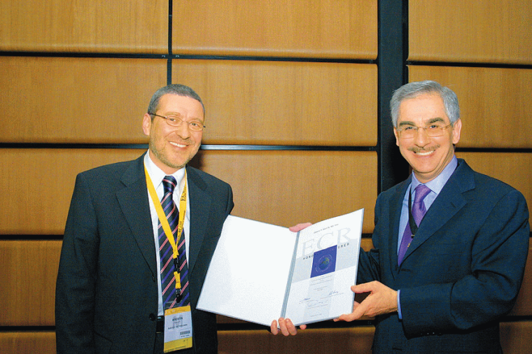 Prof. Gabriel Krestin (v.l.n.r.) erhält die Urkunde über seinen Peter...