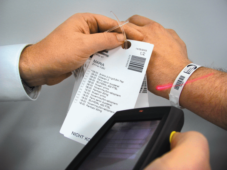 Da der Patient mit einem Barcoding Armband ausgestattet ist, ist eine...