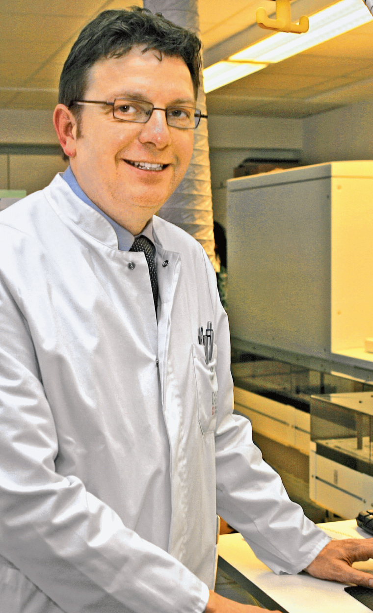 Dr. Michael Heins, Chefarzt des Instituts für Laboratoriumsmedizin,...
