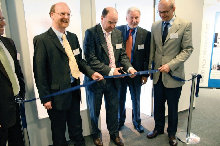 Durchschneiden des Bandes – Eröffnungsszene im Smart Health Lab