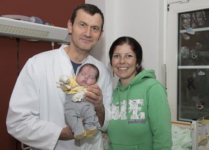 Velika (25 Tage alt) auf dem Arm ihres Arztes Dr. Andreas Heydweiller und ihrer...