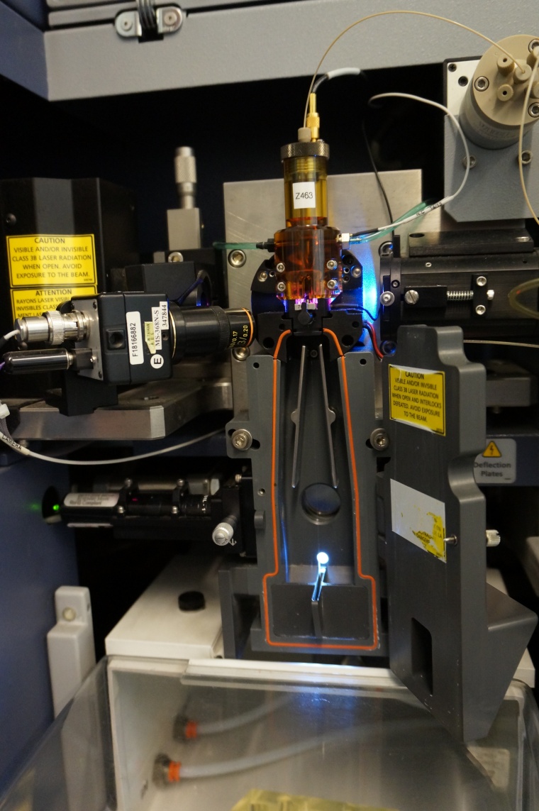 Innenleben eines Durchflusszytometriegerätes.