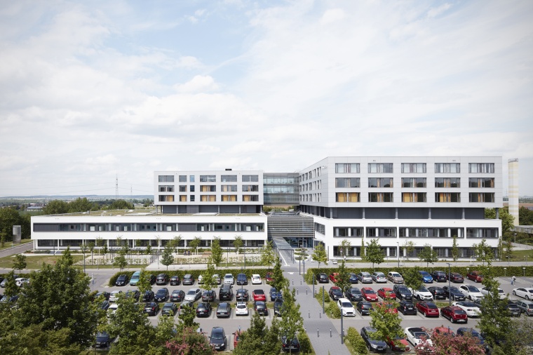 Der Neubau „Klinikum am Plattenwald“ der SLK-Kliniken Heilbronn GmbH ist...