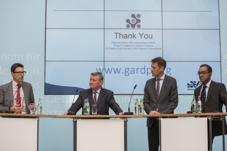 v.l. Peter Beyer (WHO), Hermann Gröhe (Bundesminister für Gesundheit), Georg...