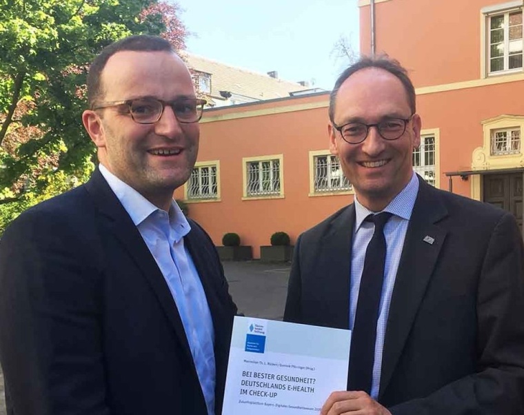 In den richtigen Händen: Bernhard Seidenath, MdL, übergibt die fertige...