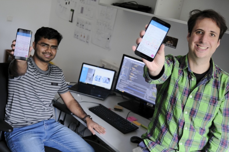 Die Informatiker Awais Akhtar (l.) und Florian Schrinner programmieren ein...