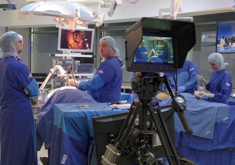 Einschnitte - Einblicke: Live-Übertragung aus dem OP beim Workshop „Herz im...