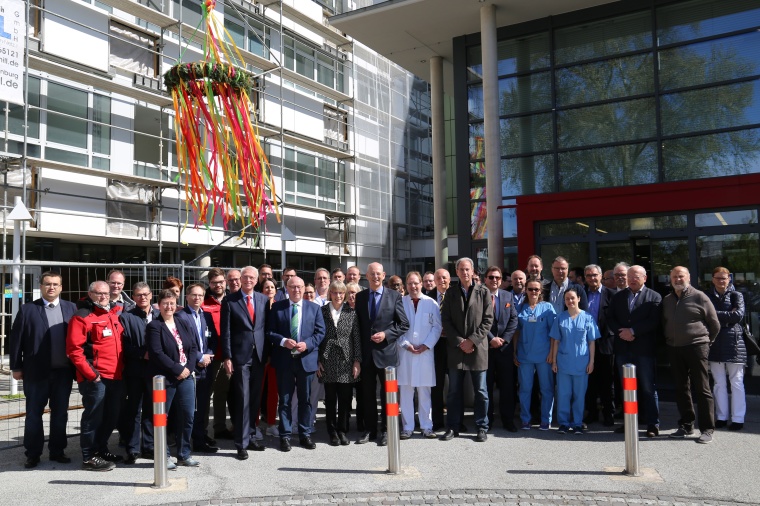 Mitarbeiter und Gäste haben das Richtfest zur Aufstockung des Westflügels der...