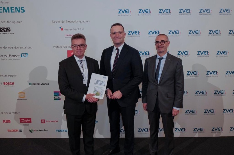 Übergabe der Publikation durch Dr. Klaus Mittelbach und Hans-Peter Bursig an...