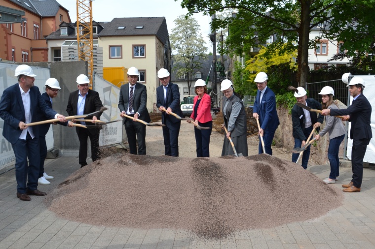 Gemeinsam gestalten sie Zukunft beim Spatenstich für die Kinder- und...
