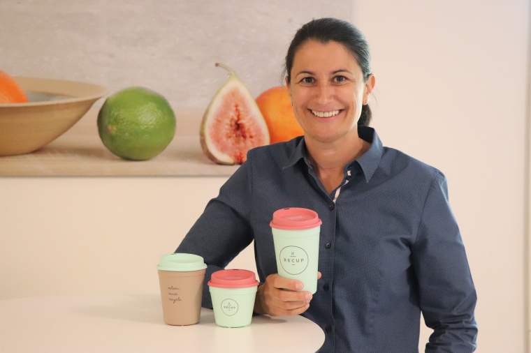 Stellvertretende kaufmännische Leitung, Sandra Zabel, mit den RECUP-Bechern.