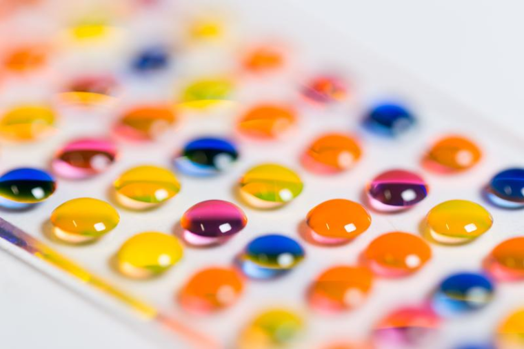 Array aus Mikrotröpfchen mit verschiedenen Reagenzien auf der...