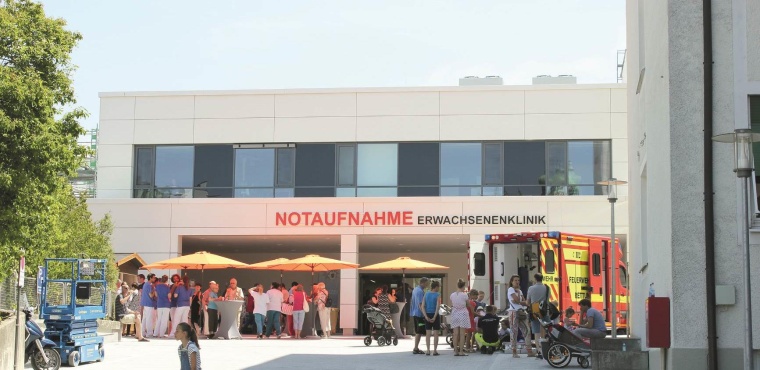 Die Notaufnahme und die darüber gelegene Intensivstation während des Tages...