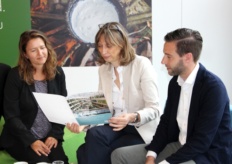 Redakteurin Carmen Teutsch (links) im Gespräch mit Martina Hoock, Market...