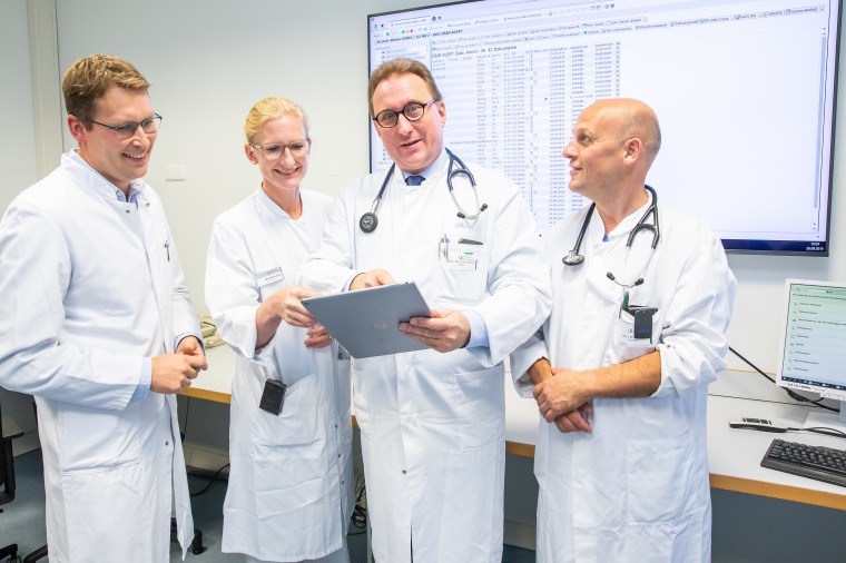 Dr. Stefan Sürig (von links), Dr. Bente Völke, Prof. Dr. Jan T. Kielstein und...