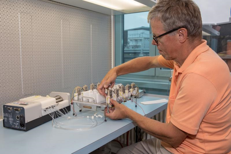 Der Empa-Forscher Arie Bruinink hat Flusszellen für die Untersuchung von...