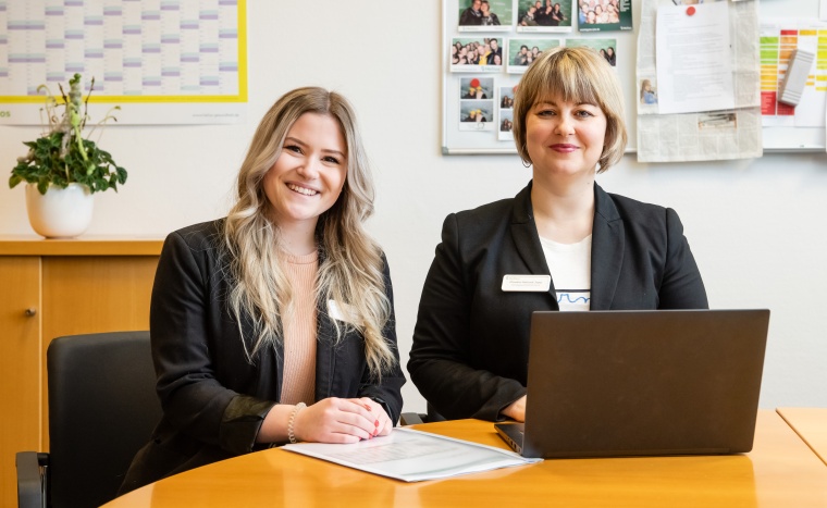 Klinikgeschäftsführerin Claudia Holland-Jopp (r.) und Studentin Anna-Lena...