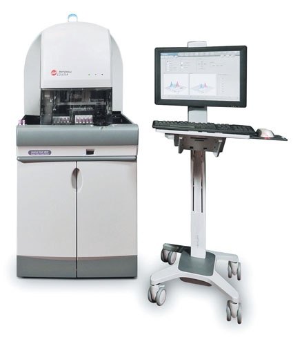 Das UniCel DxH 800 Hämatologiesystem verfügt über einen magnetischen...