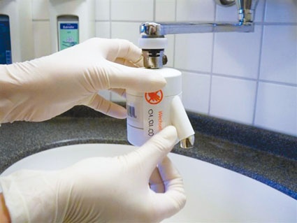 Installation eines Wassersterilfilters in der Praxis