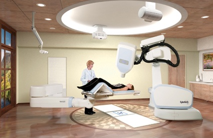 Die bildkontrollierte Robotersteuerung des Systems bewegt den Bestrahlungskopf...