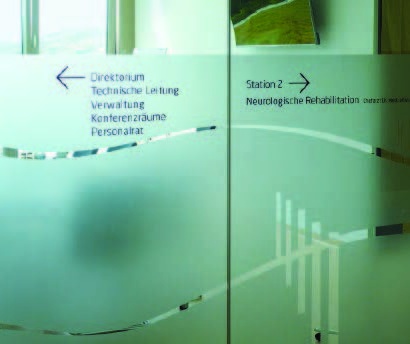 Sichtschutz für einen Aufenthaltsraum, der gleichzeitig als Wegweisung...