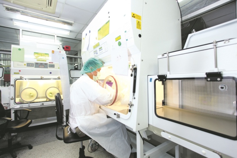 Der Isolator als kompakte Reinraum-lösung für Sterilprüfungen (Foto: Synlab).