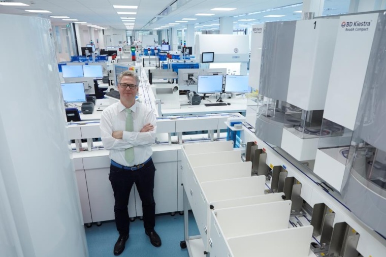 Prof. Dr. Dietrich Mack vor zwei BD Kiestra TLAs der zweiten Generation (Foto:...