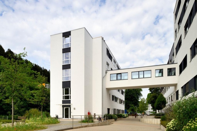 Nach der Erweiterung hat das Verwaltungsgebäude auf dem Klinikgelände heute...