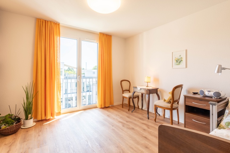 Holt die Sonne ins Zimmer: Drapilux 102 in leuchtendem Gelb. Foto: Drapilux