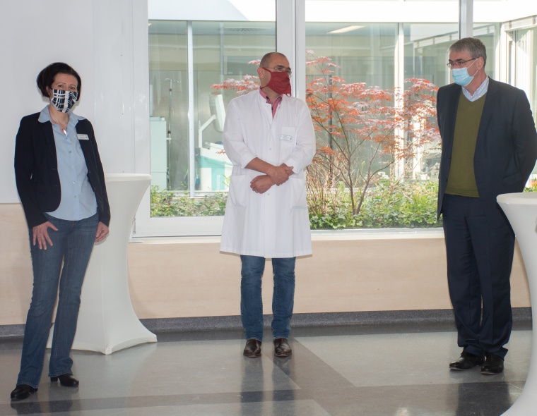 Landrat Marko Wolfram gemeinsam mit den beiden Geschäftsführern Manuela Faber...