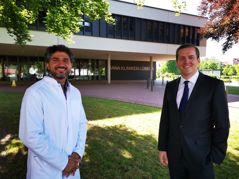 Geschäftsführer, Dr. Christian Frank, begrüßt den neuen Chefarzt, Dr. Homam...