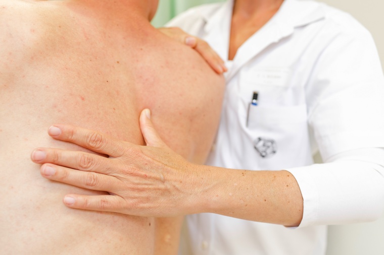 Bei Rücken- und Gelenkschmerzen sind Patienten am UKJ in besten Händen. Foto:...