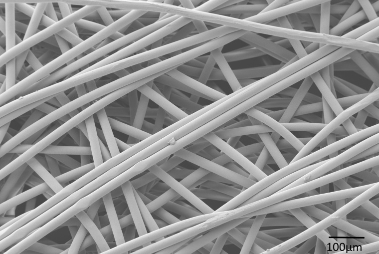 Äußerste Vliesschicht einer FFP2-Sicherheitsmaske nach fünf...