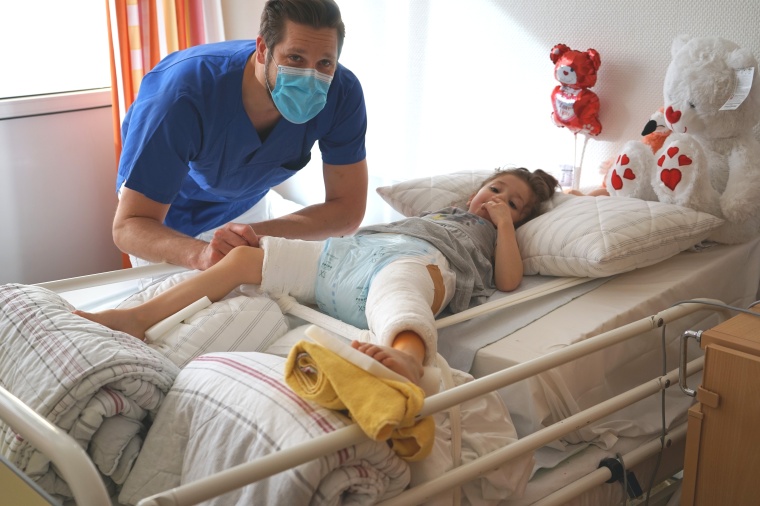 Dr. Christian Sippel bei der Visite bei Lilian nach der OP.