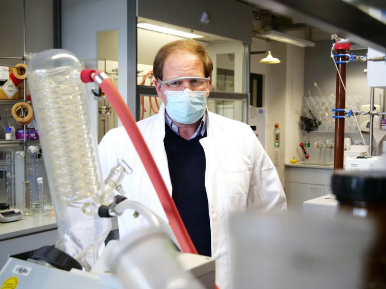 Jürgen Seibel - mit Schutzbrille, wie im Labor vorgeschrieben, und...